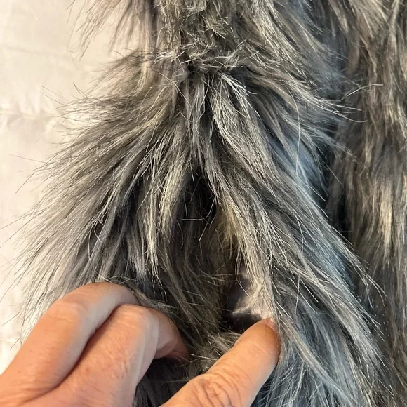 Nicole Miller Faux Fur Open Vest - Picture 5 of 7